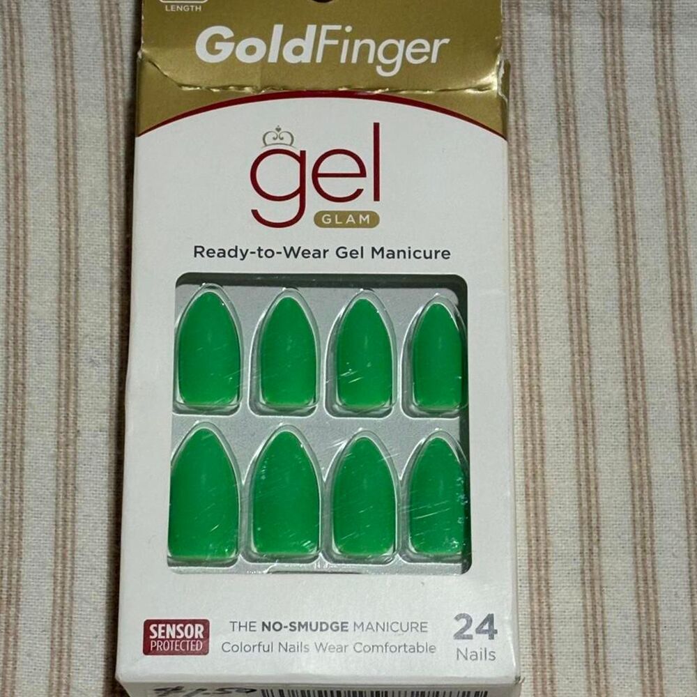Gold finger Green Nails